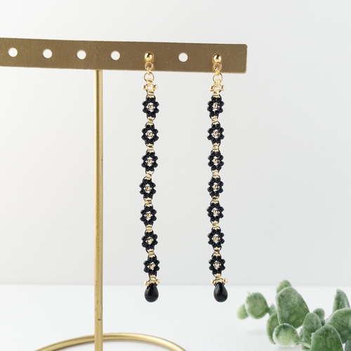 小花のロングピアス/イヤリング 黒 ビーズステッチ ※金属アレルギー