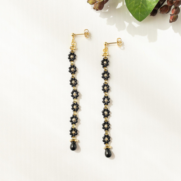 小花のロングピアス/イヤリング 黒 ビーズステッチ ※金属アレルギー