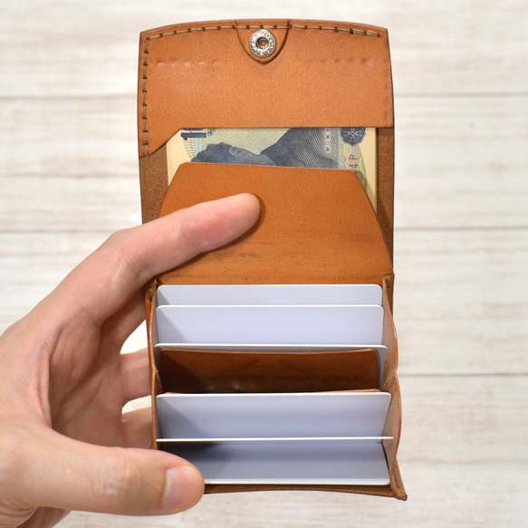 易於操作（容量）的迷你錢包，6 張卡，雙折，薄型，波爾多色，義大利皮革 第6張的照片