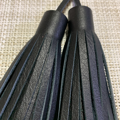 タッセル付き　ブラックソフトレザーバック&チャーム 美品 Amazon.co.jp: ブラックチャームレザータッセルキーチェーン