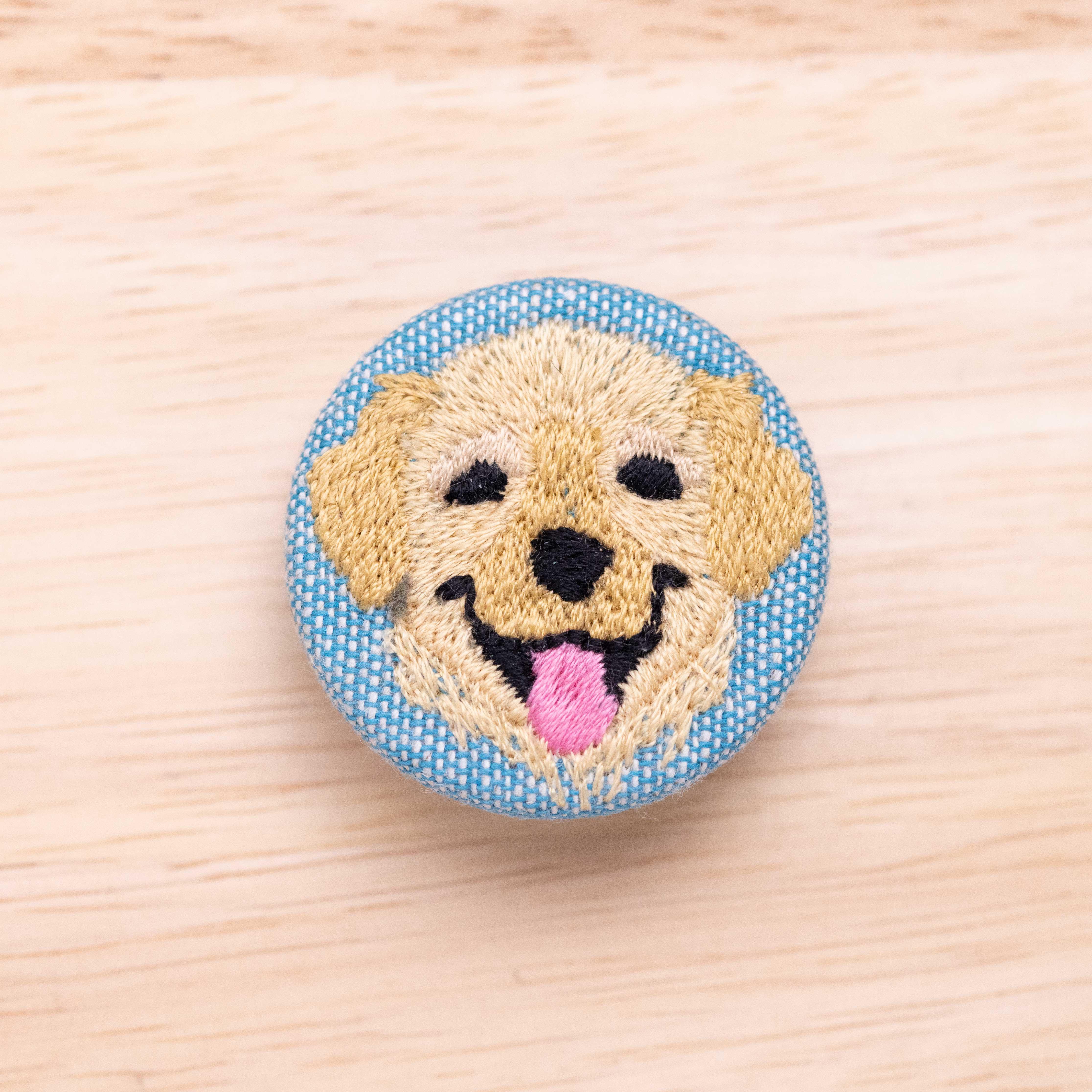 刺繍　ブローチ　ゴールデンレトリバー　ハンドメイド 笑顔がかわいいゴールデンレトリバー！全身の刺繍ブローチ作成しました
