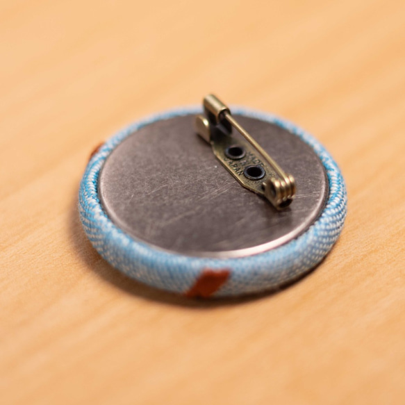 ボタンインコ(キエリ)の刺繍くるみブローチ(青) 2枚目の画像