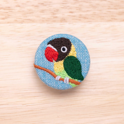 ボタンインコ(キエリ)の刺繍くるみブローチ(青) 1枚目の画像