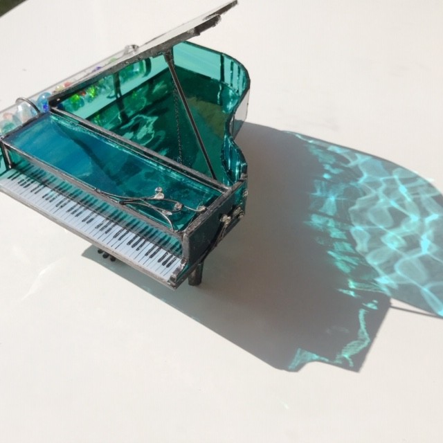 ステンドグラス　万華鏡　神秘の森の湖色ピアノ