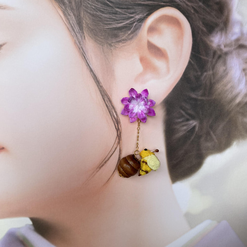 すぐにお届け♡手染めのつまみ細工】れんげ畑にHONEY BEE ピアス