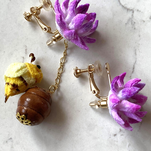 すぐにお届け♡手染めのつまみ細工】れんげ畑にHONEY BEE ピアス