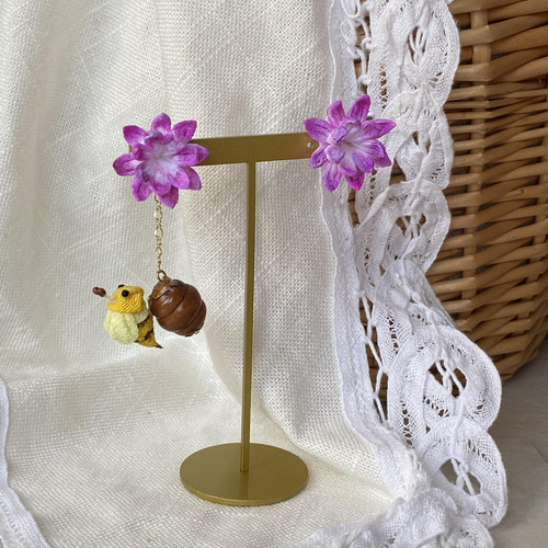 すぐにお届け♡手染めのつまみ細工】れんげ畑にHONEY BEE ピアス