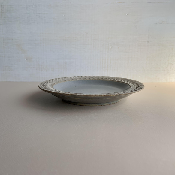 ロリエ　リムプレート（皿）小　EMU/マットグレー【手彫り】 3枚目の画像