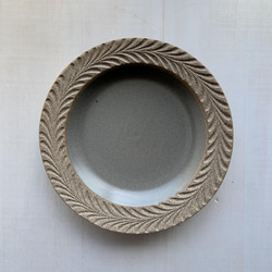ロリエ　リムプレート（皿）小　EMU/マットグレー【手彫り】 2枚目の画像