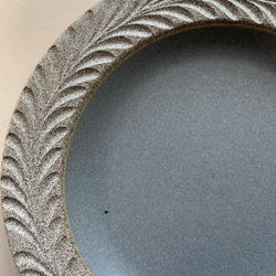ロリエ　リムプレート（皿）小　EMU/マットグレー【手彫り】 5枚目の画像