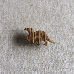 トリケラトプス木製ピンブローチ・タイタック 2枚目の画像