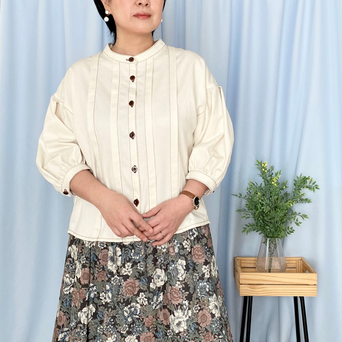 柔らかデニムの七分袖タックブラウス (生成り ナチュラル) レディース