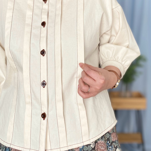 柔らかデニムの七分袖タックブラウス (生成り ナチュラル) レディース