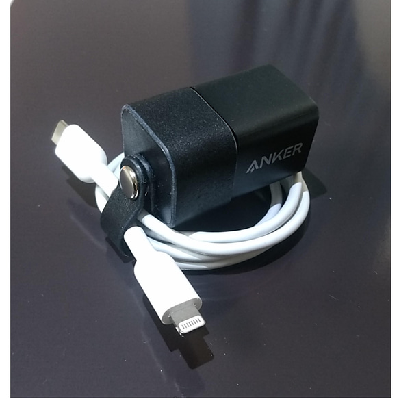 【訳あり】プラグが折りたためない充電器のレザーケース　プラグカバー＆コードクリップ　黒　Apple Anker 1枚目の画像