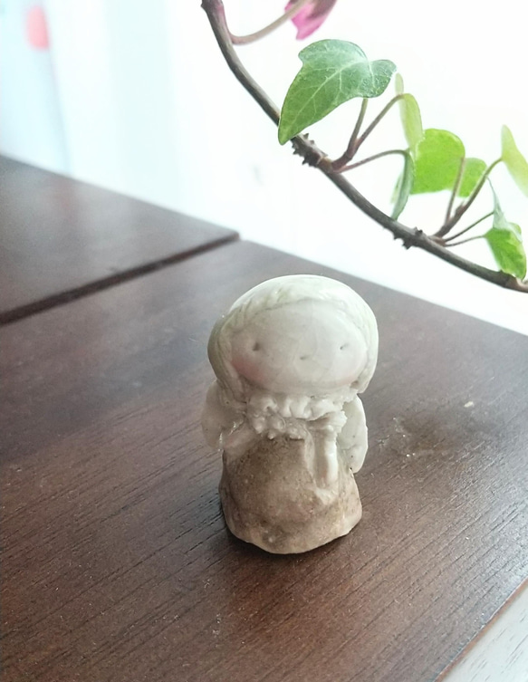 小さな天使の陶人形 2枚目の画像