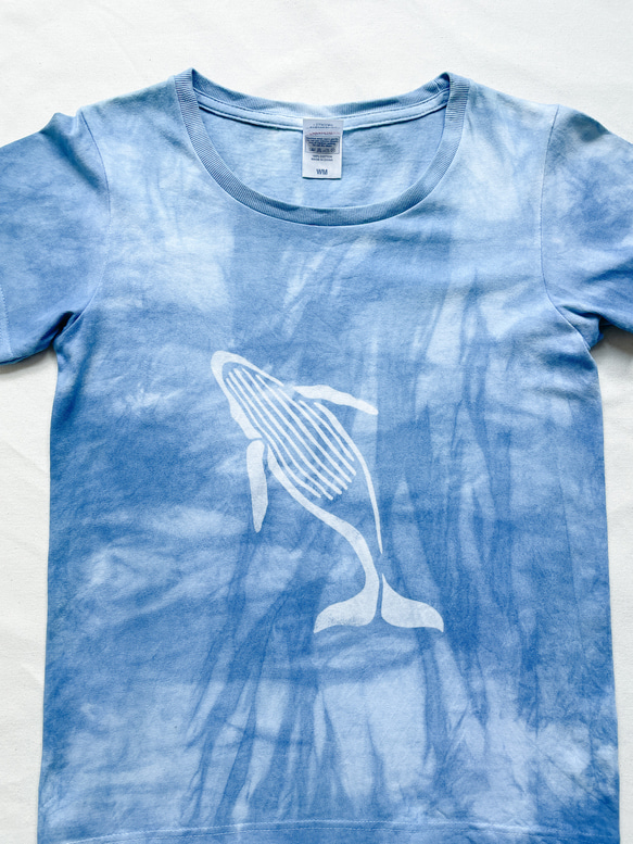 送料無料　”跳ねるクジラ”1  藍染めTシャツ　絞り染め 海　光 1枚目の画像