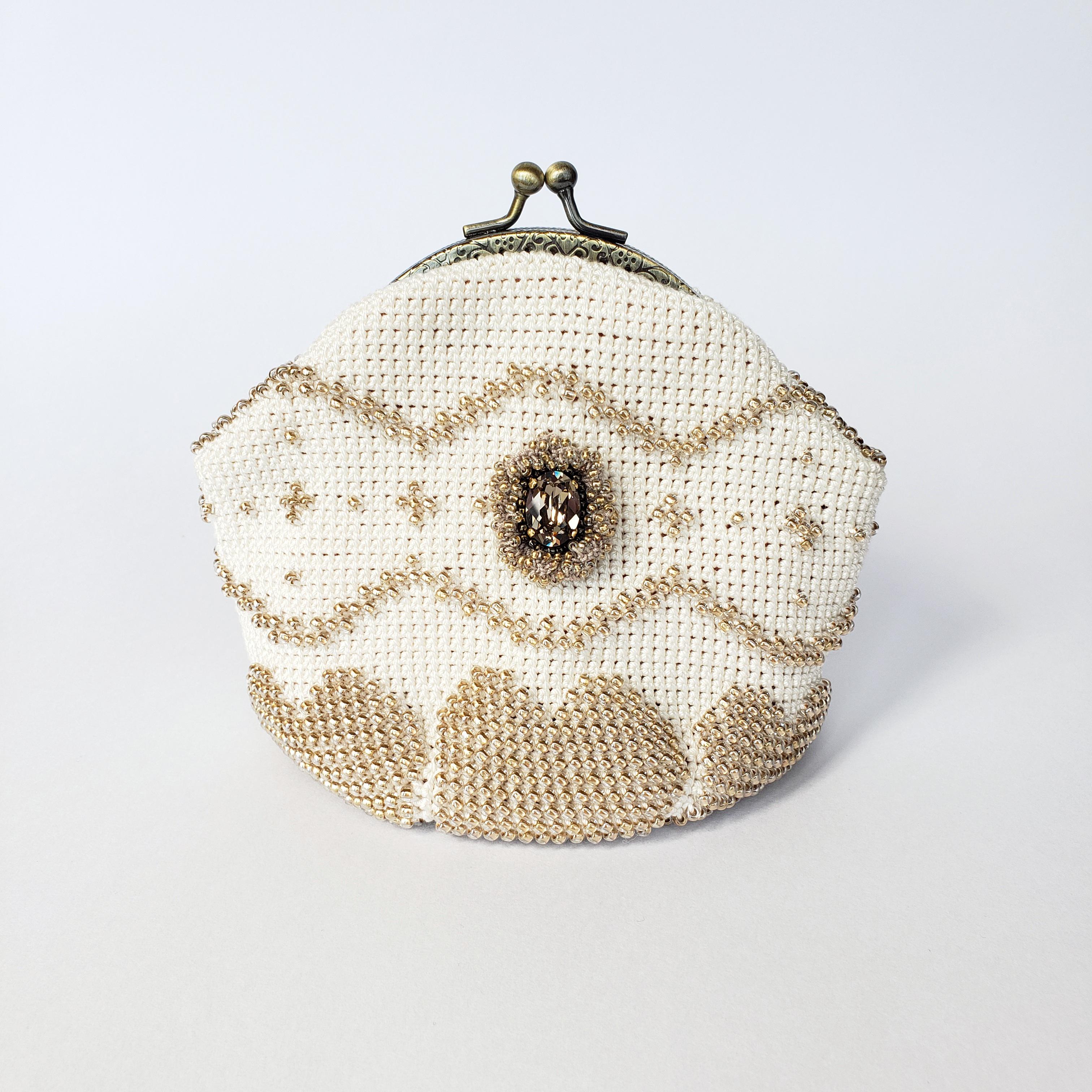 ビーズ編み込みのがま口ポーチ　レース柄(オフホワイト)