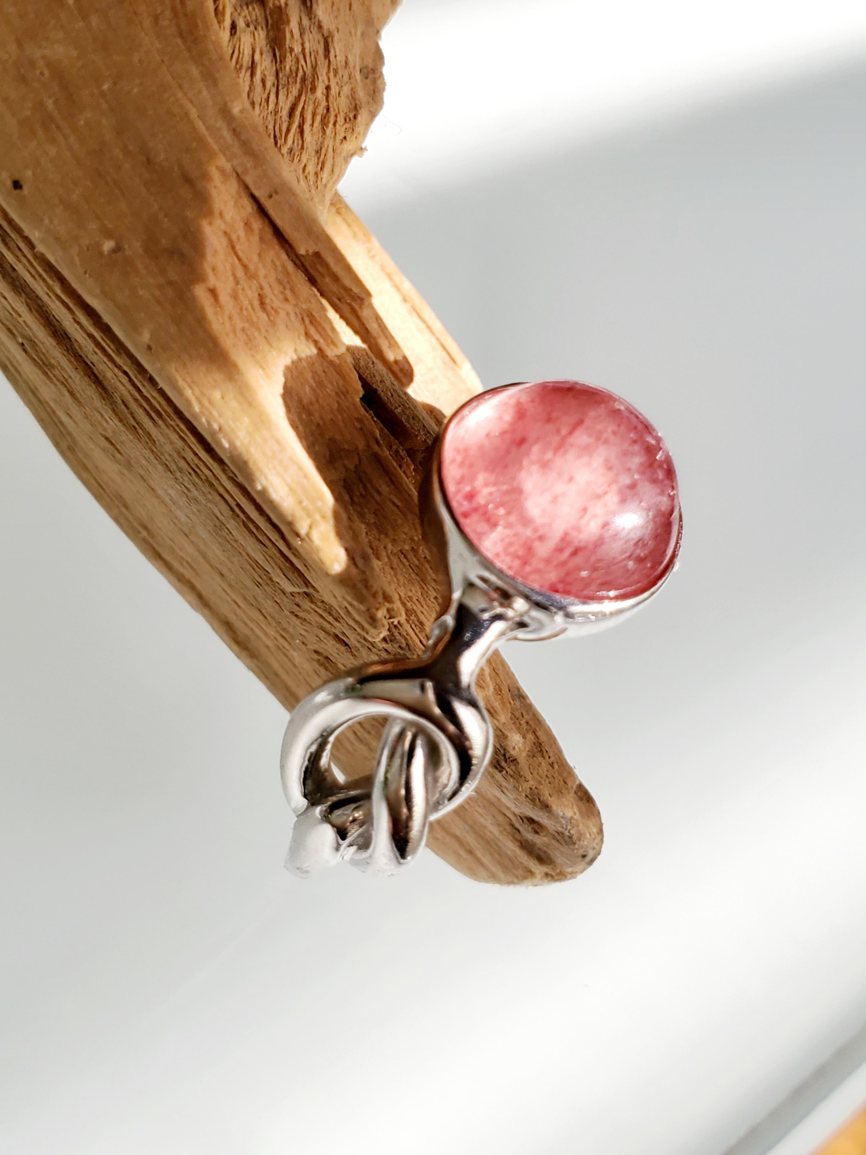 あまい香りが漂るストロベリークォーツラウンドカボション8ｍｍ、結びリングシルバーリング8ｍｍ