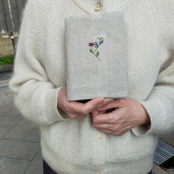 ブックカバー　草花の刺繍　横振りミシン　生成り　母の日2022 春色2022　和モダン　オフホワイト 3枚目の画像