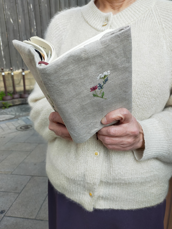 ブックカバー　草花の刺繍　横振りミシン　生成り　母の日2022 春色2022　和モダン　オフホワイト 5枚目の画像