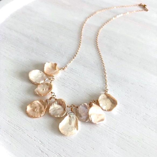 桜の花びら・ほんのり春色ピンク・ペダルパールのネックレス（k14gf