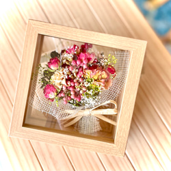 母の日に・ドライフラワーカーネーション&ラブリーピーチローズと白い小花のボタニカルブーケ花束～フラワーフレームインテリア 3枚目の画像