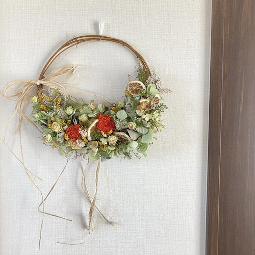 ハーフリース レモンスライスとラナンキュラス リース mou 通販