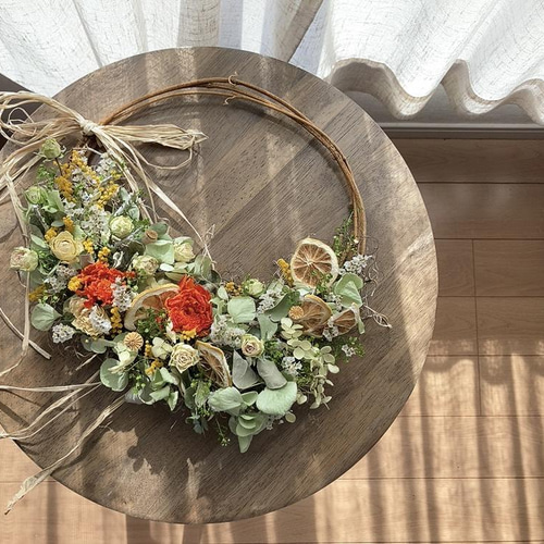 ハーフリース レモンスライスとラナンキュラス リース mou 通販