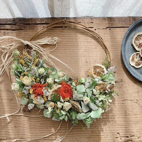 ハーフリース レモンスライスとラナンキュラス リース mou 通販