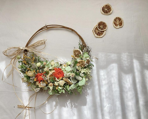 ハーフリース レモンスライスとラナンキュラス リース mou 通販