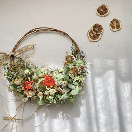 ハーフリース◇ラナンキュラスリース◇ナチュラル ハーフリース レモンスライスとラナンキュラス リース mou 通販