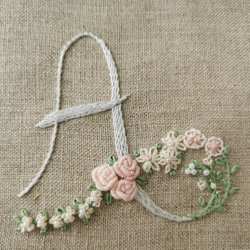 お花とアルファベットの刺繍キット　J (グレー系） 5枚目の画像