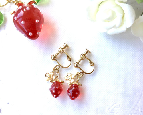 小さな苺と白いお花のイヤリング（赤 春 花 いちご イチゴ ピンク 透明