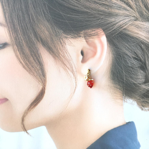 小さな苺と白いお花のイヤリング（赤 春 花 いちご イチゴ ピンク 透明 