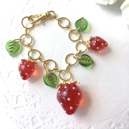 小さな苺と白いお花のイヤリング（赤 春 花 いちご イチゴ ピンク 透明 