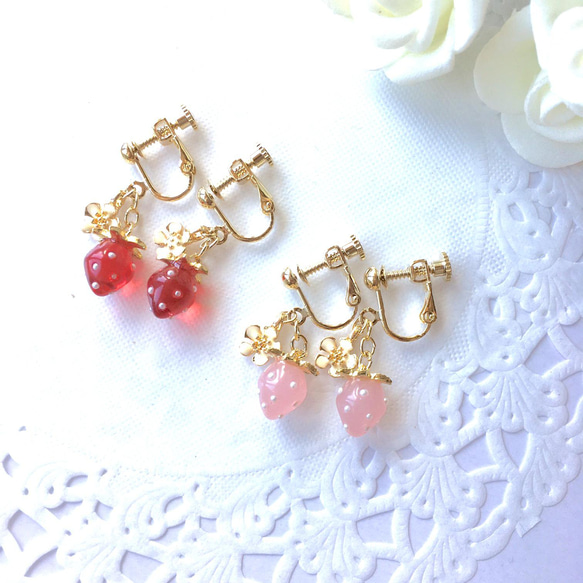 小さな苺と白いお花のイヤリング（赤　春　花　いちご　イチゴ　ピンク　透明感　小さめ） 4枚目の画像