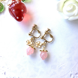 小さな苺と白いお花のイヤリング（ピンク　春　花　いちご　イチゴ　赤　透明感　小さめ） 2枚目の画像