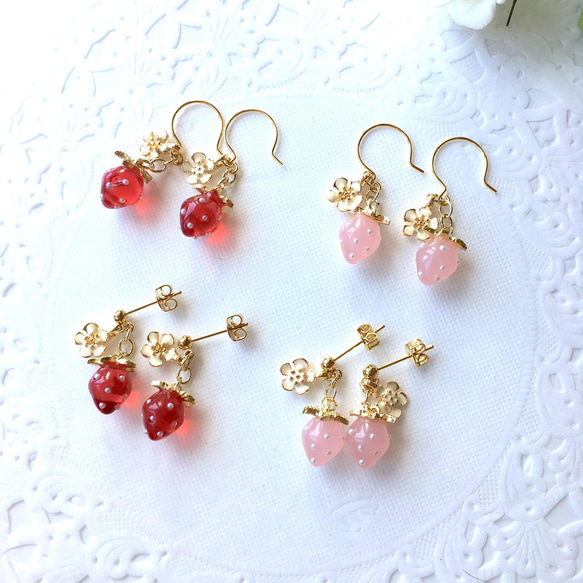 小さな苺と白いお花のイヤリング（ピンク　春　花　いちご　イチゴ　赤　透明感　小さめ） 5枚目の画像