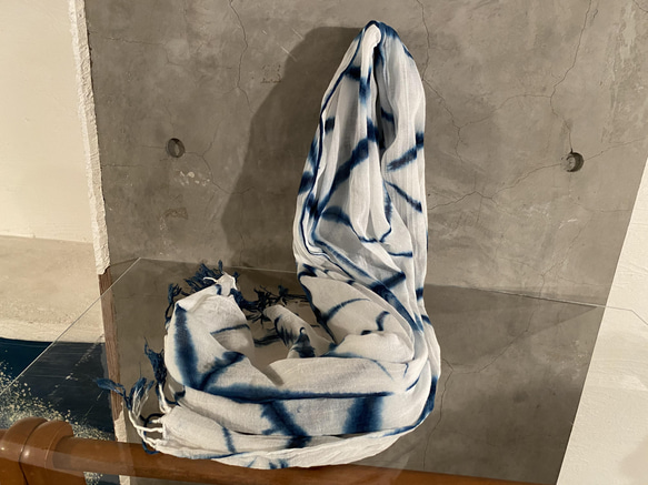 藍染めガーゼストール雪花絞り 房付き 185×60cm 男女兼用 『一点物』 4枚目の画像