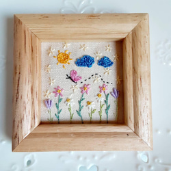 刺繍額装 刺繍絵画 青ステッチ花飾り 花鳥 蝶 壁掛け 作家作品 インテリア ba16fe0ccf7ff80b728645edee8fdc