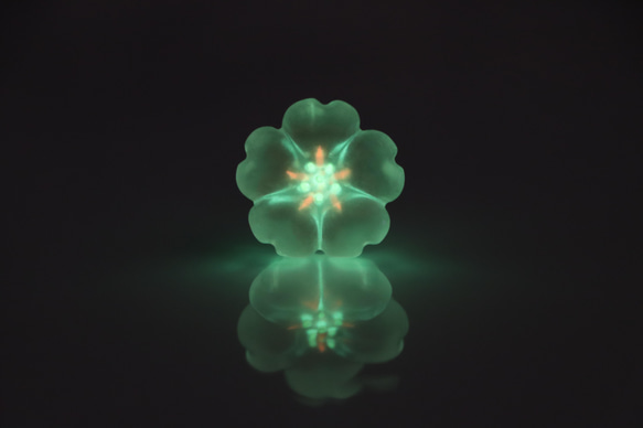 月の優しい光を身近に（ダブレット・ストーン (水晶とローズクォーツ) のペンダントトップ）　Moon Tear® 1枚目の画像