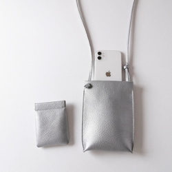 【１点のみ再販】１番シンプルなスマホポシェット／シルバー 1枚目の画像