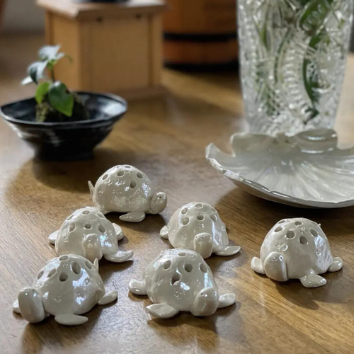 縁起物❣️真珠色にピカピカ光る可愛い亀ちゃん剣山 その他インテリア
