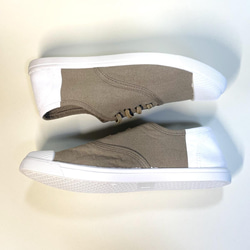 水洗柔軟雙色懶人鞋（摩卡 x 白色）22.5 厘米-24.5 厘米 第4張的照片