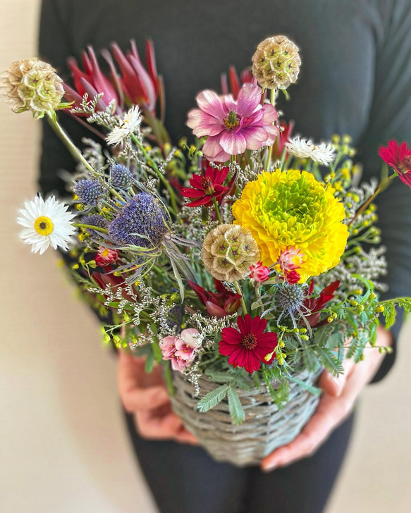 母の日オススメ　旬の草花で作る生花のカゴアレンジメント 1枚目の画像