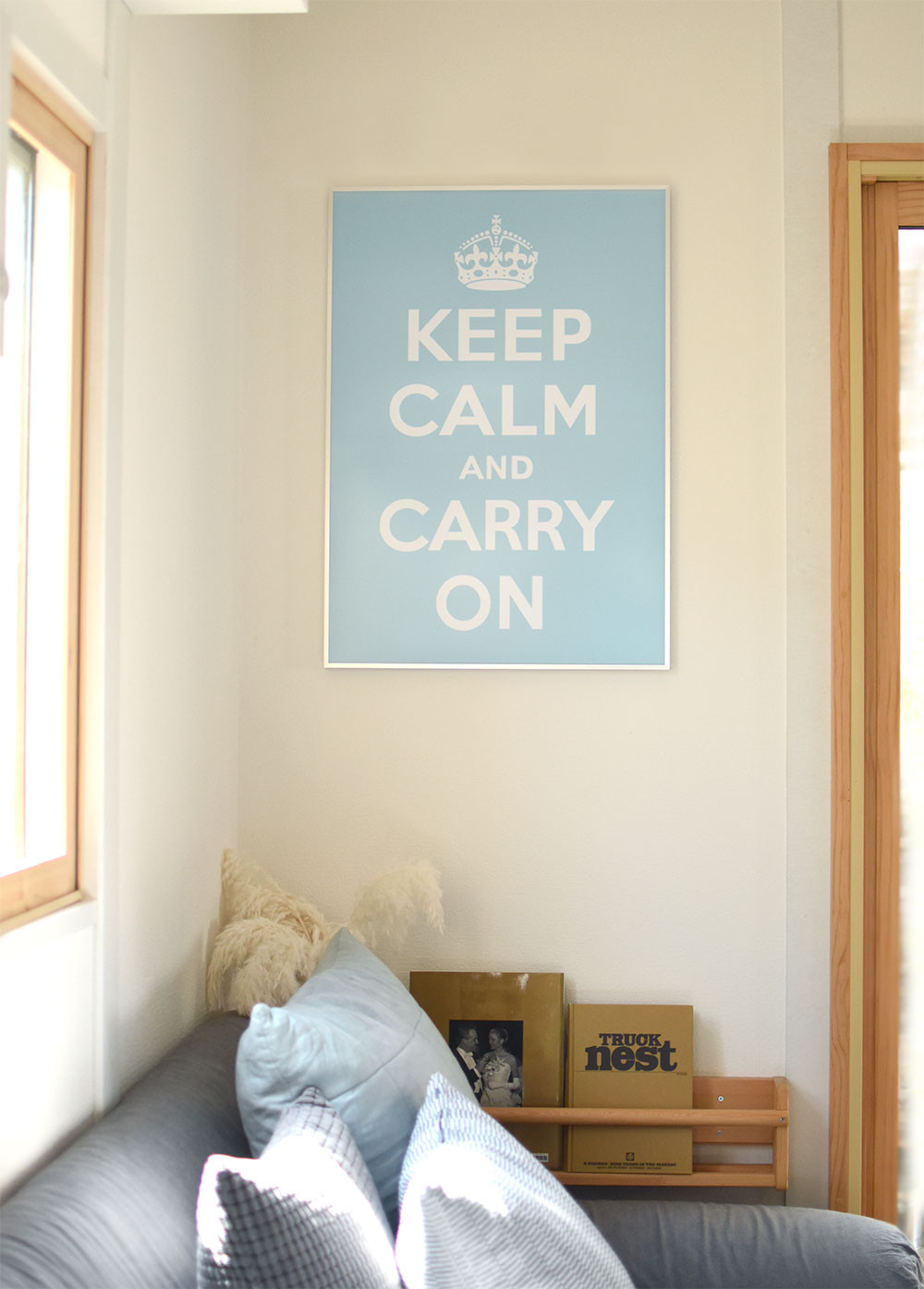 KEEP CALM AND CARRY ON ψ BLUE【B2フレーム付ポスター】