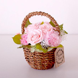 【Creema限定】ピンク系のお花で彩る編み編み籠アレンジ 1枚目の画像