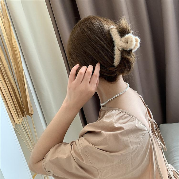 韓国ファッション もこもこファーデザインヘアクリップ 　ブラウン　アクセサリー　-7035 5枚目の画像