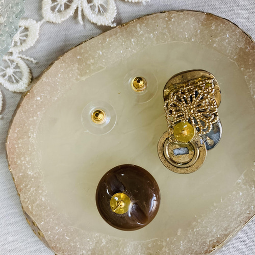 ピアス】アシンメトリー アンティーク ボタン【ブラウン系】 ピアス