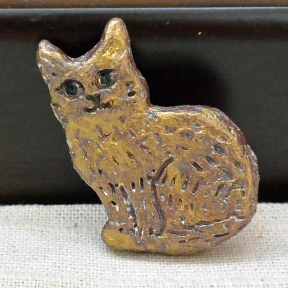 ゴールデンキャット　金色ブローチ（A）渋めカラー　お座り猫　ねこ　アクセサリー　陶器　陶芸作品 3枚目の画像